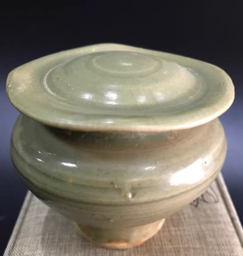 古玩陶瓷龍泉窯青釉蓋罐真品鑒賞圖