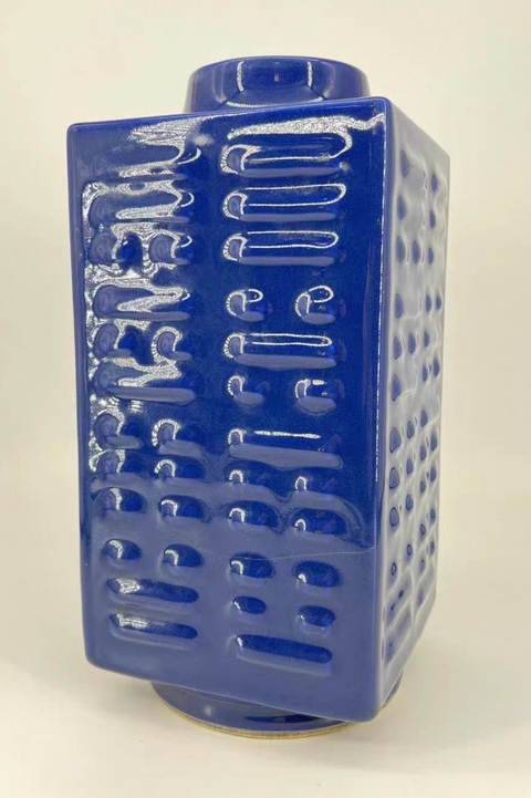 古玩陶瓷清晚期 霽藍釉八卦紋琮式瓶拍賣，當前價格11000元