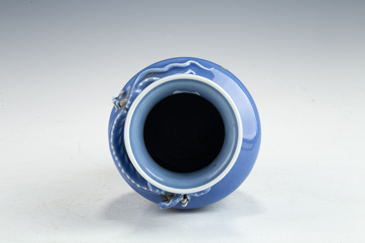 古玩陶瓷清晚·天藍釉堆塑螭龍瓶真品鑒賞圖