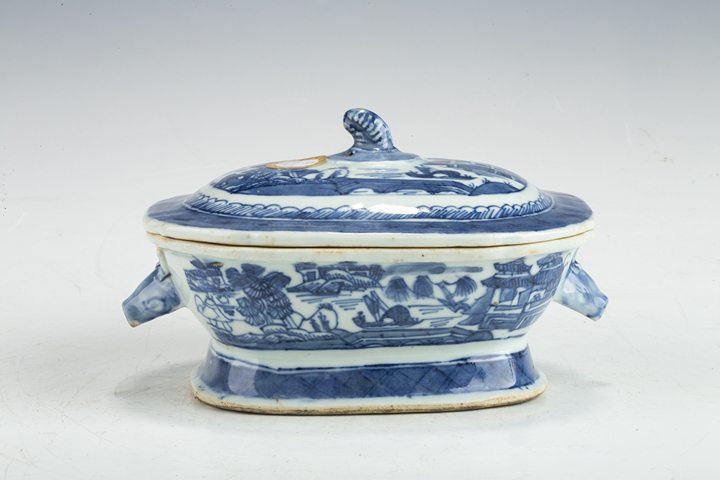 古玩陶瓷清乾隆·青花山水樓閣紋食盒拍賣，當(dāng)前價格1128元