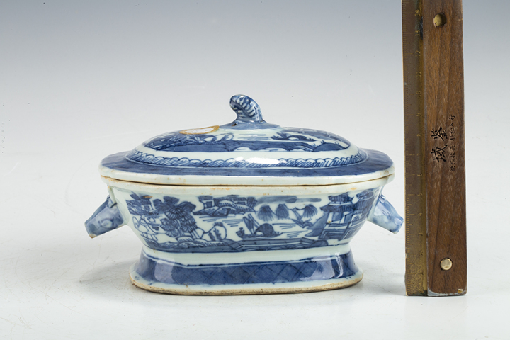 古玩陶瓷清乾隆·青花山水樓閣紋食盒拍賣，當(dāng)前價格1128元