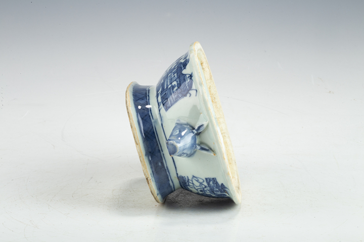 古玩陶瓷清乾隆·青花山水樓閣紋食盒拍賣，當(dāng)前價格1128元