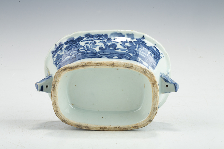 古玩陶瓷清乾隆·青花山水樓閣紋食盒拍賣，當(dāng)前價格1128元