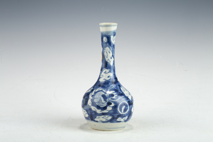 古玩陶瓷清中·青花留白云龍三現紋長頸瓶拍賣，當前價格752元