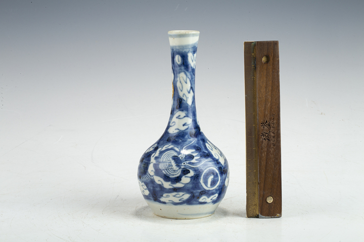 古玩陶瓷清中·青花留白云龍三現紋長頸瓶拍賣，當前價格752元