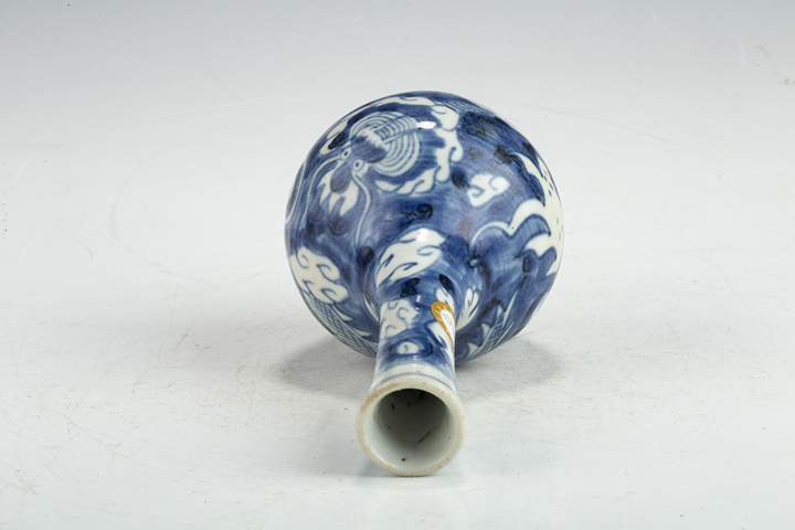 古玩陶瓷清中·青花留白云龍三現紋長頸瓶拍賣，當前價格752元