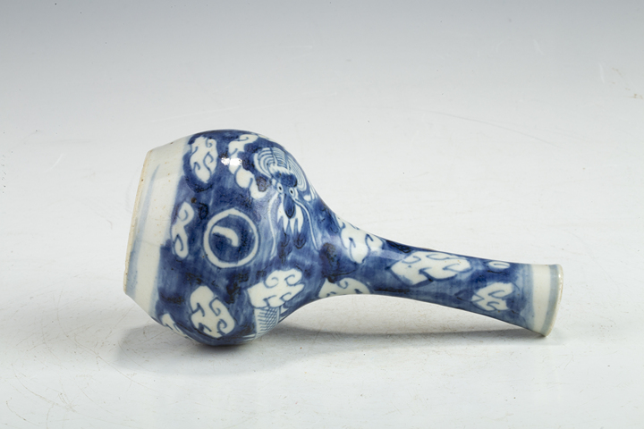 古玩陶瓷清中·青花留白云龍三現紋長頸瓶拍賣，當前價格752元