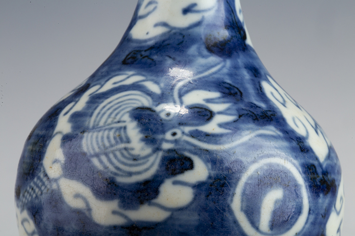 古玩陶瓷清中·青花留白云龍三現紋長頸瓶拍賣，當前價格752元