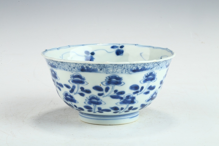 古玩陶瓷康熙·青花花卉紋花口碗真品鑒賞圖