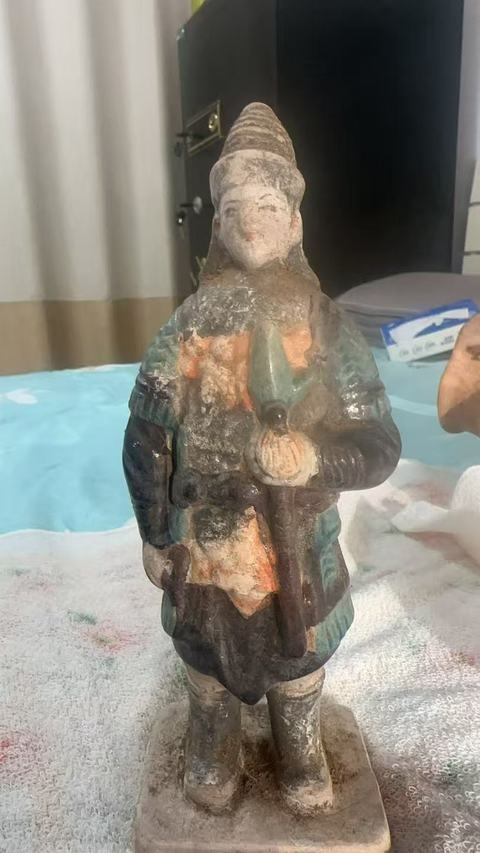 古玩陶瓷三彩陶俑真品鑒賞圖