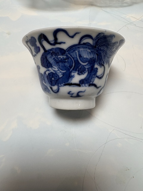 古玩陶瓷青花獅子繡球圖壓手杯真品鑒賞圖