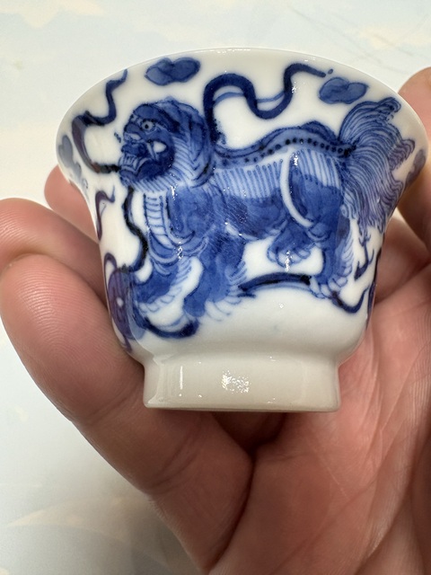 古玩陶瓷青花獅子繡球圖壓手杯真品鑒賞圖