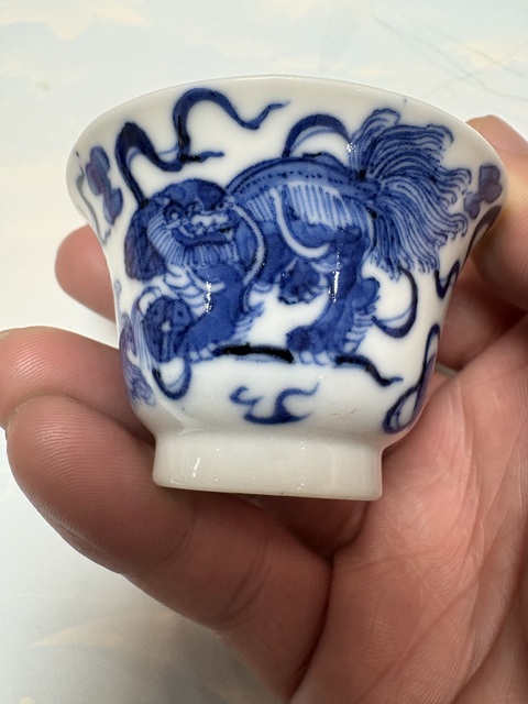 古玩陶瓷青花獅子繡球圖壓手杯真品鑒賞圖