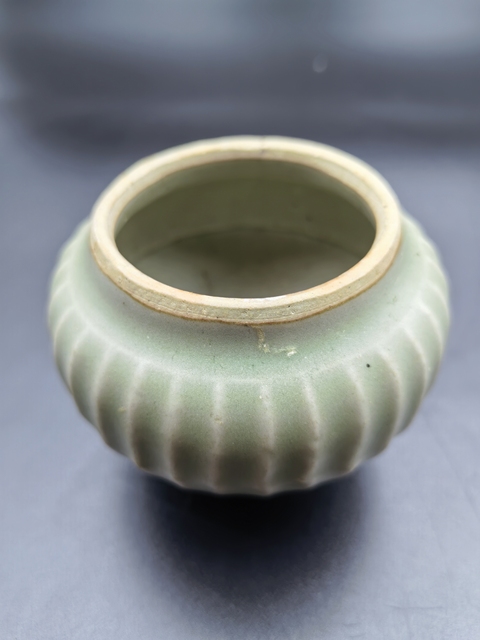 古玩陶瓷龍泉窯青釉罐真品鑒賞圖