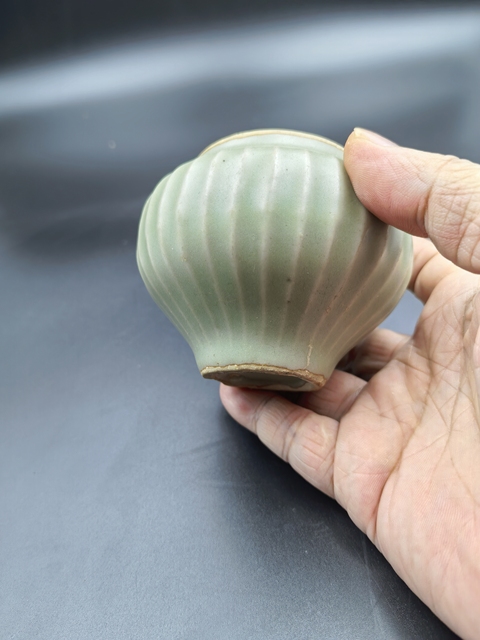 古玩陶瓷龍泉窯青釉罐真品鑒賞圖