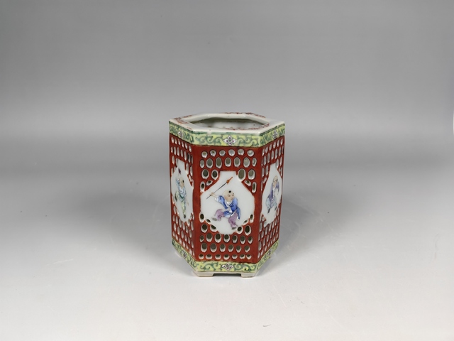 古玩陶瓷民國鏤空粉彩開窗嬰戲紋六方筆筒真品鑒賞圖