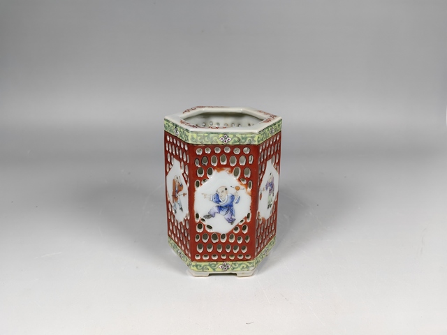 古玩陶瓷民國鏤空粉彩開窗嬰戲紋六方筆筒真品鑒賞圖