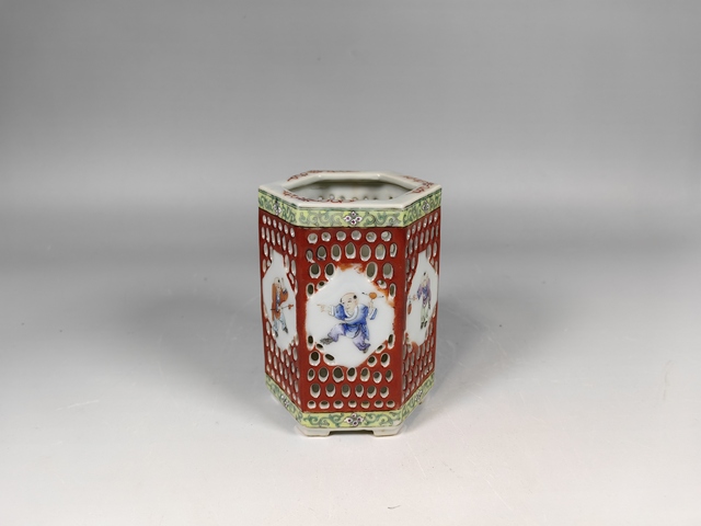 古玩陶瓷民國鏤空粉彩開窗嬰戲紋六方筆筒真品鑒賞圖