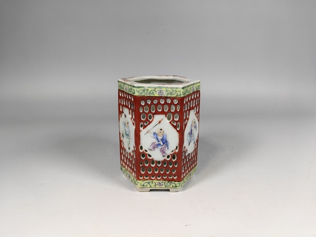 古玩陶瓷民國鏤空粉彩開窗嬰戲紋六方筆筒真品鑒賞圖