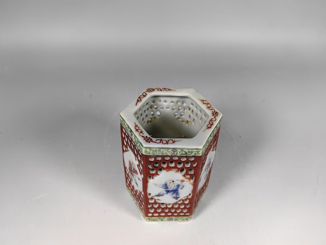 古玩陶瓷民國鏤空粉彩開窗嬰戲紋六方筆筒真品鑒賞圖