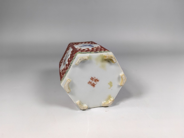 古玩陶瓷民國鏤空粉彩開窗嬰戲紋六方筆筒真品鑒賞圖