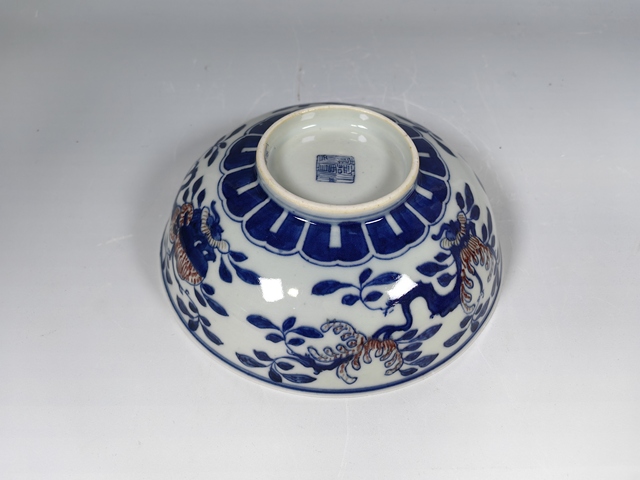 古玩陶瓷清嘉慶青花釉里紅三多紋碗真品鑒賞圖