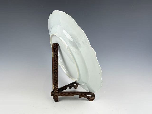 古玩陶瓷清中期·青花三多紋折沿花口大盤拍賣，當前價格558元