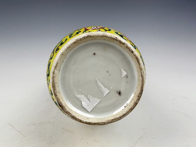 古玩陶瓷晚清·黃地洋彩三國人物紋瓶真品鑒賞圖