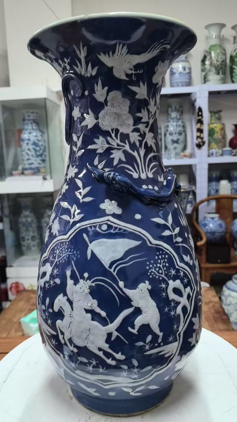 古玩陶瓷清代中期藍釉堆白人物大瓶真品鑒賞圖