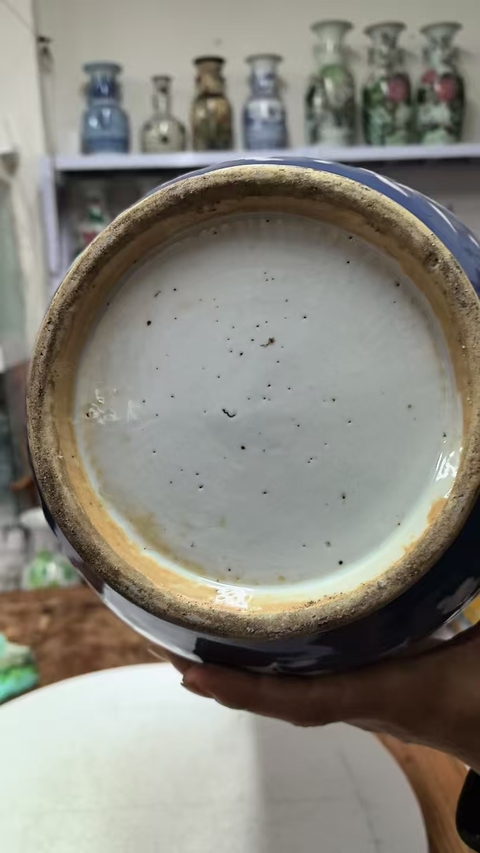 古玩陶瓷清代中期藍釉堆白人物大瓶真品鑒賞圖