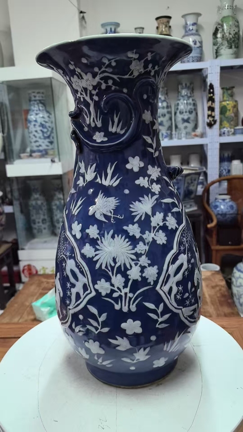 古玩陶瓷清代中期藍釉堆白人物大瓶真品鑒賞圖