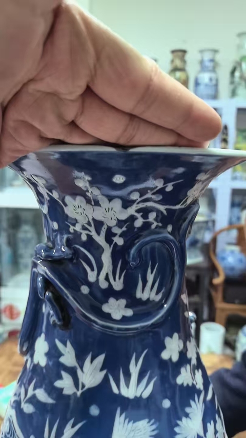 古玩陶瓷清代中期藍釉堆白人物大瓶真品鑒賞圖