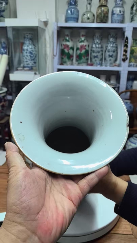 古玩陶瓷清代中期藍釉堆白人物大瓶真品鑒賞圖