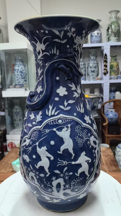 古玩陶瓷清代中期藍釉堆白人物大瓶真品鑒賞圖