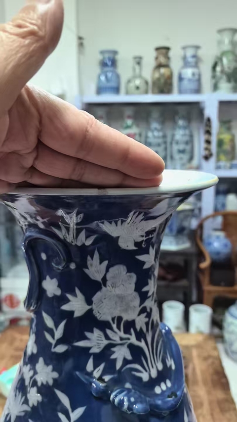 古玩陶瓷清代中期藍釉堆白人物大瓶真品鑒賞圖