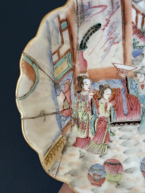 古玩陶瓷清·同治人物故事細路粉彩花口盤拍賣，當前價格950元