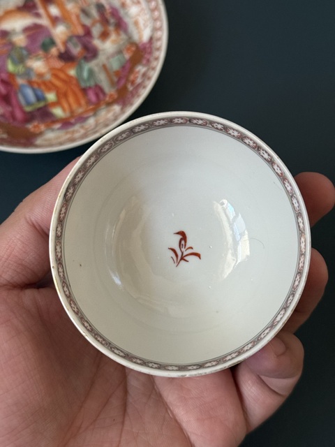 古玩陶瓷清·乾隆錦地開窗滿大人廣彩杯碟套拍賣，當前價格2000元