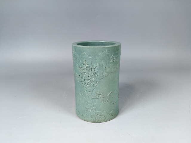 古玩陶瓷晚清民國湖水綠浮雕風景山水紋筆筒真品鑒賞圖