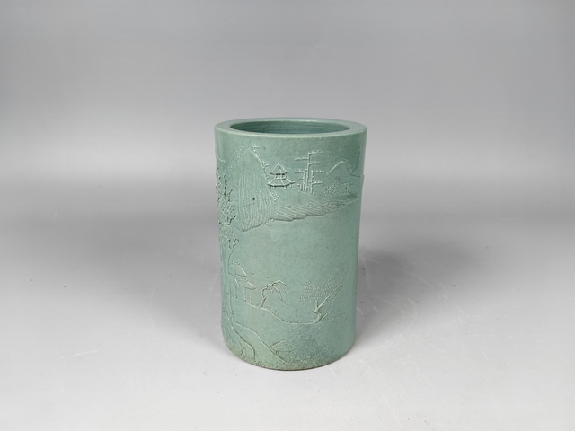 古玩陶瓷晚清民國湖水綠浮雕風景山水紋筆筒真品鑒賞圖