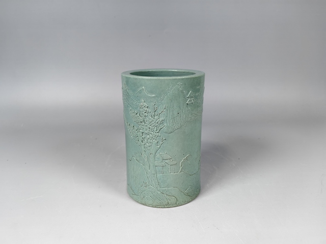 古玩陶瓷晚清民國湖水綠浮雕風景山水紋筆筒真品鑒賞圖