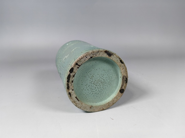 古玩陶瓷晚清民國湖水綠浮雕風景山水紋筆筒真品鑒賞圖