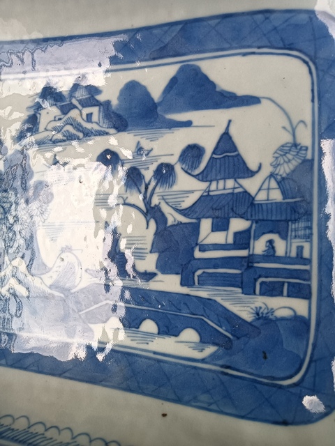 古玩陶瓷樓臺亭閣山水紋青花盤真品鑒賞圖