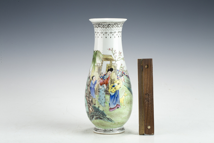 古玩陶瓷民國·粉彩桃花源記人物紋琵琶瓶
真品鑒賞圖