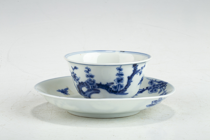 古玩陶瓷清康熙·青花過枝梅花紋杯碟一套
真品鑒賞圖