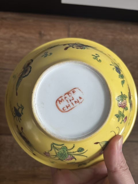 古玩陶瓷花蝶紋粉彩碗真品鑒賞圖