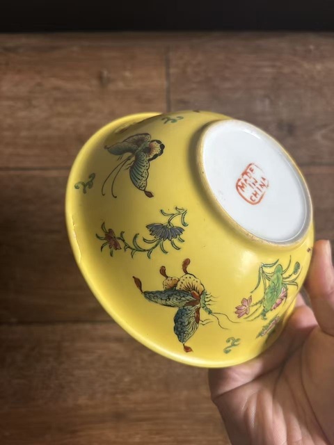 古玩陶瓷花蝶紋粉彩碗真品鑒賞圖