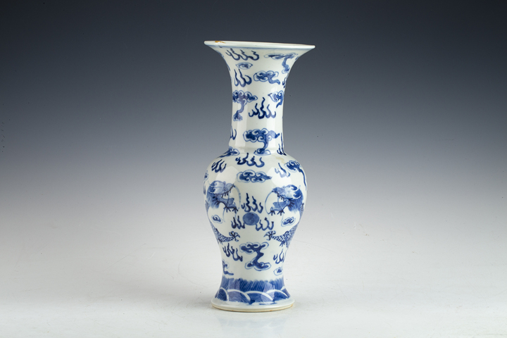 古玩陶瓷清晚期·青花雙龍戲珠紋花觚真品鑒賞圖