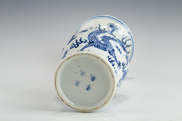 古玩陶瓷清晚期·青花雙龍戲珠紋花觚真品鑒賞圖
