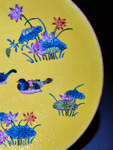 古玩陶瓷蓮池游禽滿池嬌粉彩盤真品鑒賞圖