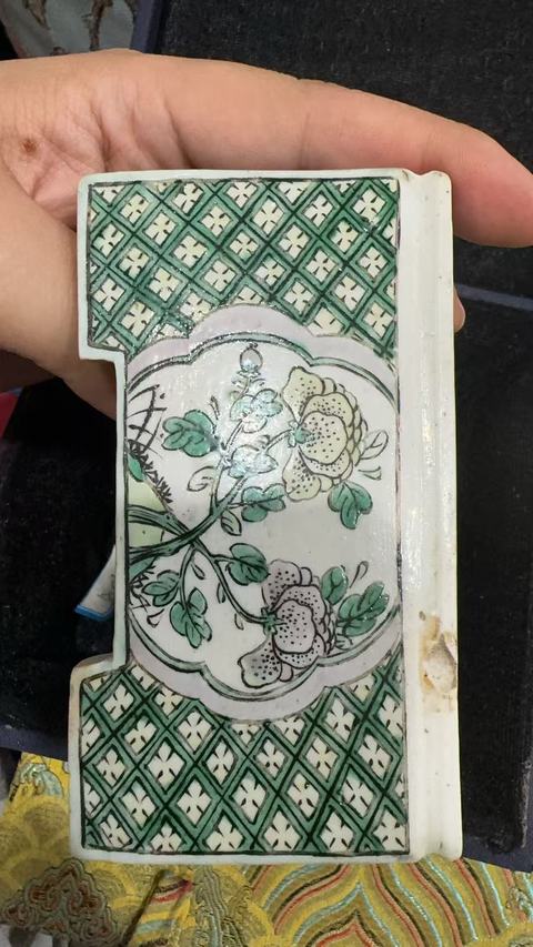 古玩陶瓷清晚期 素三彩花卉紋花盆真品鑒賞圖